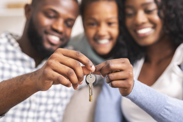 Щаслива африканська родина тримає ключі від їхнього нового дому - Фото, зображення