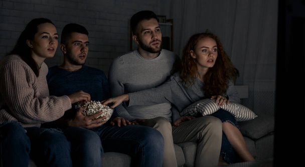 Giovani amici guardando film interessante a casa
 - Foto, immagini