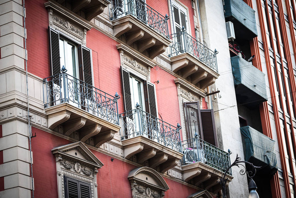 Bâtiments architecturaux design dans les rues historiques de Palerme - vue rapprochée
 - Photo, image