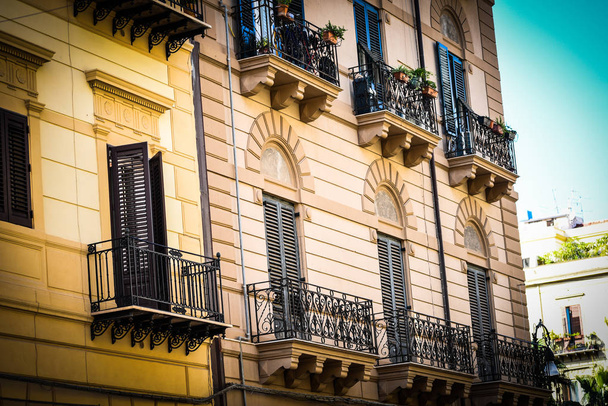 Bâtiments architecturaux design dans les rues historiques de Palerme - vue rapprochée
 - Photo, image