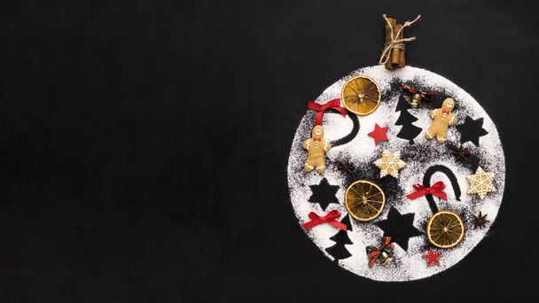 Bola de decoración hecha a mano con figuras de tradición navideña
 - Foto, Imagen