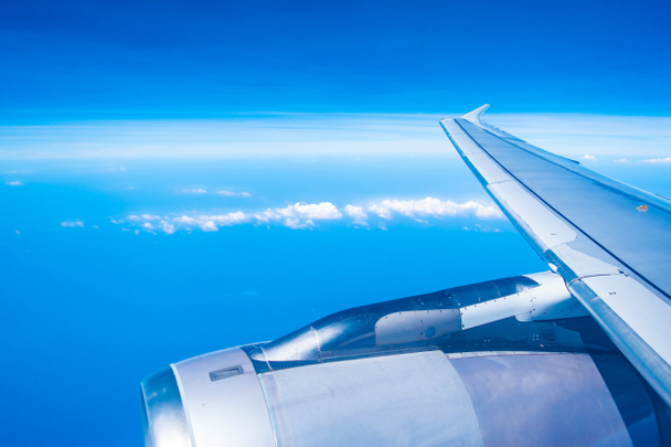 Antenni näkymä lentokoneen siipi sininen taivas
 - Valokuva, kuva
