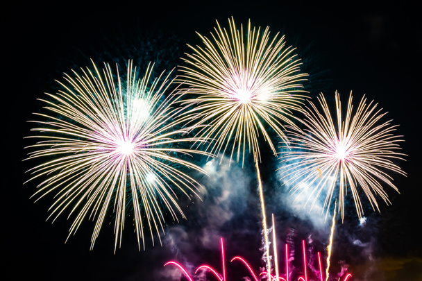 Hermosa exhibición de fuegos artificiales en el cielo por la noche para la celebración
 - Foto, Imagen