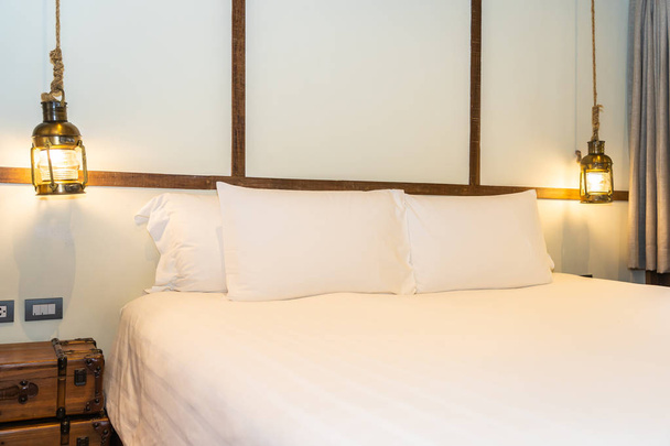 Hermosa almohada blanca cómoda y manta en la decoración de la cama
 - Foto, imagen