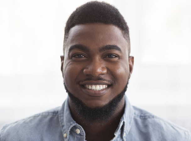 Primer plano retrato de feliz guapo afroamericano hombre
 - Foto, Imagen