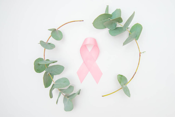 Růžová stuha rakovina dívka ovládání hrudníku symbol na bílém pozadí s květinou - Fotografie, Obrázek
