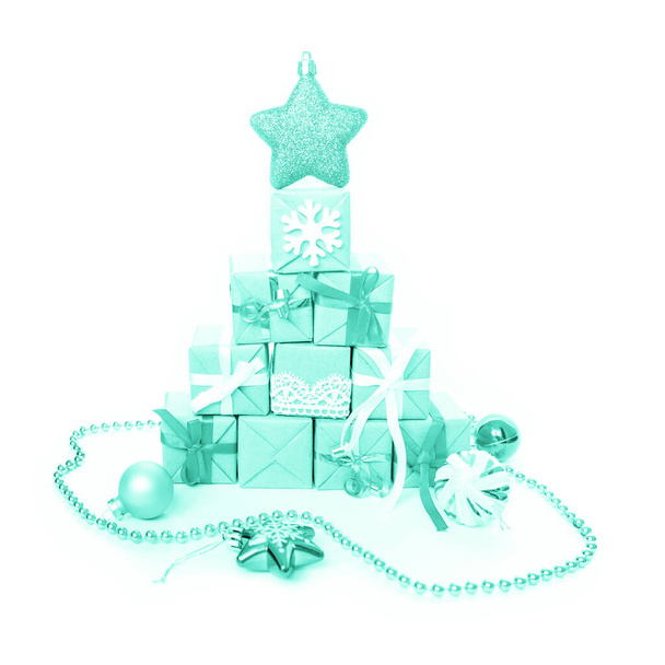 Árbol de Navidad hecho de regalos y regalos coloridos
. - Foto, Imagen