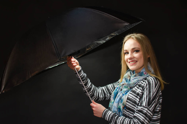 lány fekete esernyő - Fotó, kép
