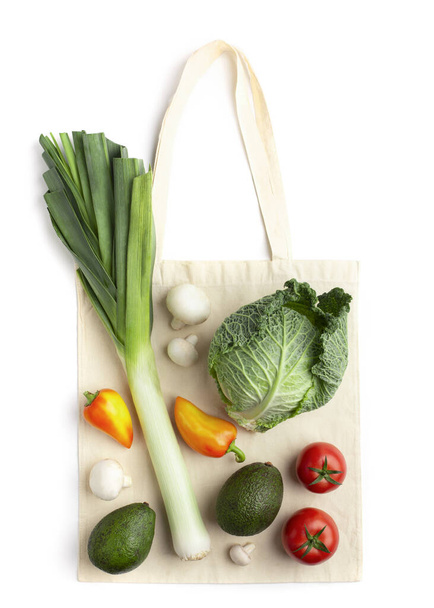 Świeże warzywa ozdobione torbą zero odpadów bawełny zakupy - Zdjęcie, obraz
