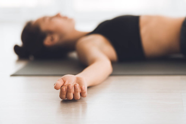 Jeune femme pratiquant le yoga dans la pose du corps
 - Photo, image