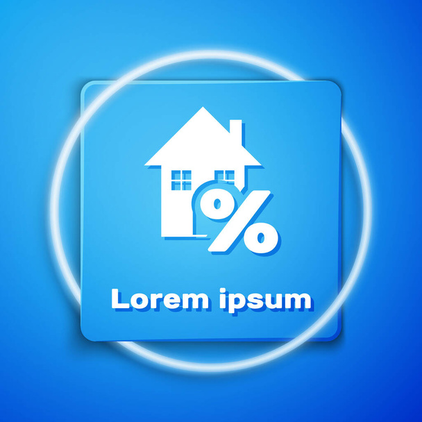 Білий дім з виразною іконою знижки, ізольованою на синьому фоні. Процент на будинок. Будинок нерухомості. Символ відсотка кредитів. Синя квадратна кнопка. Векторний приклад - Вектор, зображення