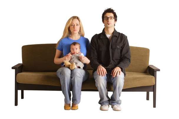 Family On Couch - 写真・画像