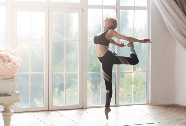 Belle jeune ballerine faisant de l'exercice au studio de ballet
 - Photo, image