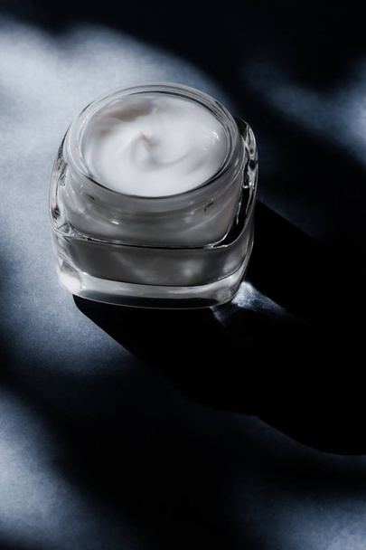 Crema facial de belleza para piel sensible, hidratante spa de lujo co
 - Foto, Imagen
