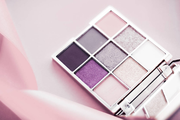 Paleta de sombra de ojos y cepillo de maquillaje sobre fondo rosa rubor, ey
 - Foto, imagen