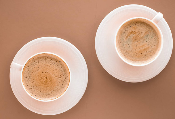 Чашка гарячої кави як сніданок напій, чашки плоскої лінії на бежевій спині
 - Фото, зображення