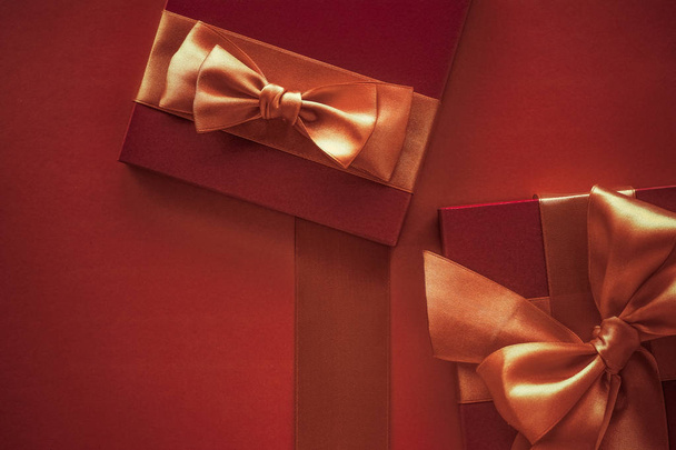 Cadeaux de luxe avec arc doré comme fond de vacances, Valentines D
 - Photo, image