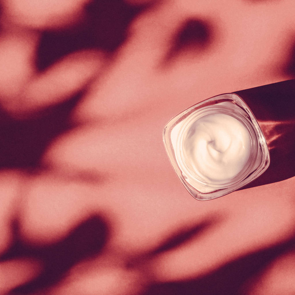 Crème hydratante pour le visage beauté pour les peaux sensibles, spa de luxe co
 - Photo, image