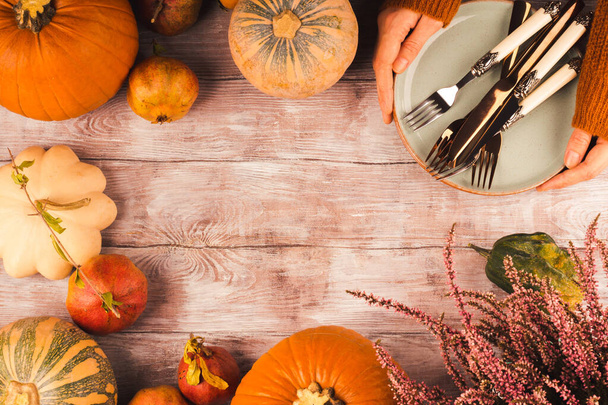 Осенний день благодарения капризный фон с сквошем
 - Фото, изображение
