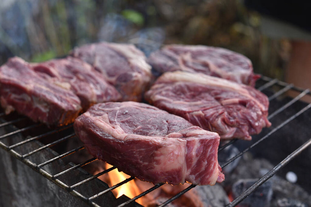Chuck Roll Steak. gegrillte Chuck Roll Kochen von Fleisch durch einen professionellen Koch am Lagerfeuer an der frischen Luft. - Foto, Bild