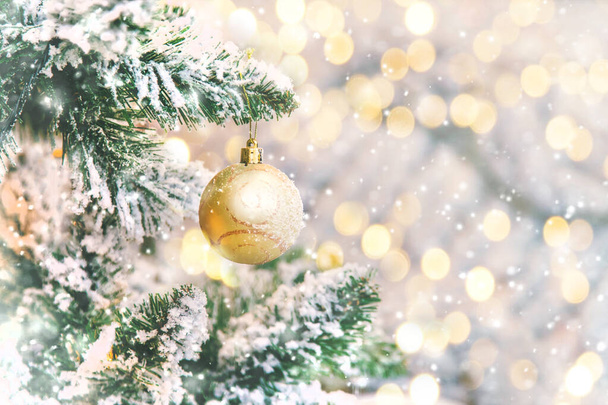 Karácsonyi dekoráció a fán. Nyaralni. Szelektív fókusz. - Fotó, kép
