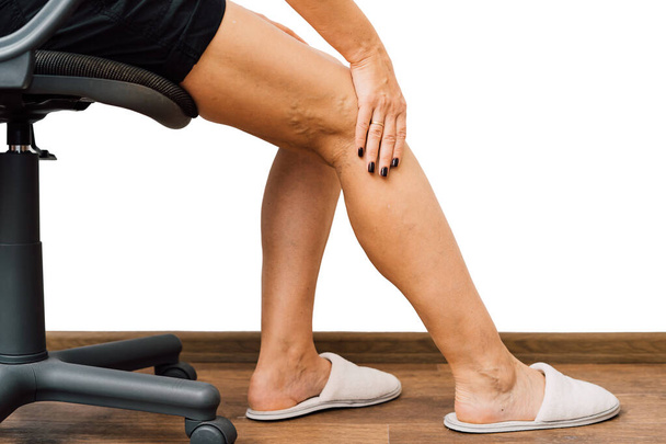 Beine Schmerzkonzept - Beine mit Seil isoliert auf weiß gebunden - Foto, Bild