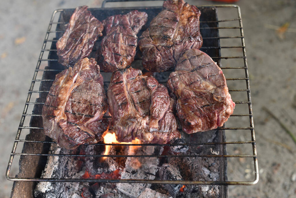 Стейк з качиного рулону. приготування м'яса професійним кухарем на багатті на свіжому повітрі
. - Фото, зображення