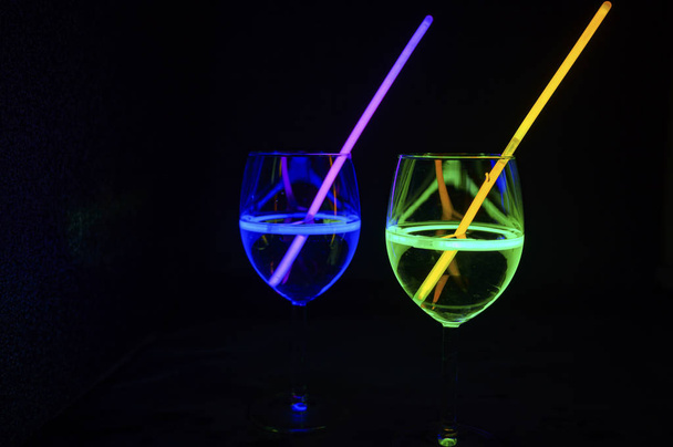 Винний келих з коктейлем, наповнений підсвіченим розслаблюючим алкоголем
 - Фото, зображення