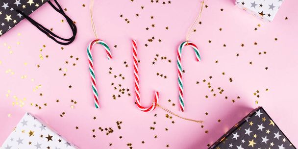 Weihnachten flach liegend Rahmen auf rosa mit Zuckerstangen - Foto, Bild