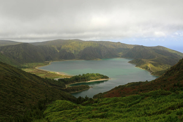 Лагоя - ду - Фого, озеро кратера, острів Сан - Мігель, Азорські острови, Португалія  - Фото, зображення