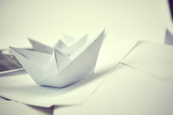 papierowe łodzie na dokumentach, koncepcja biznesu  - Zdjęcie, obraz