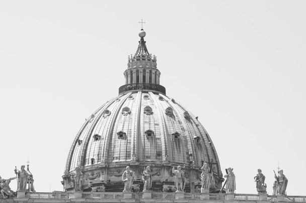 Ασπρόμαυρη φωτογραφία της βασιλικής του Αγίου Πέτρου στην πλατεία του Αγίου Πέτρου στο Βατικανό. Βατικανό, Ρώμη, Ιταλία. - Φωτογραφία, εικόνα