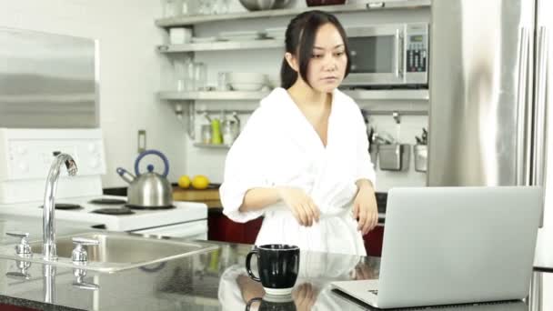 Gyönyörű ázsiai nő a konyhában - Felvétel, videó