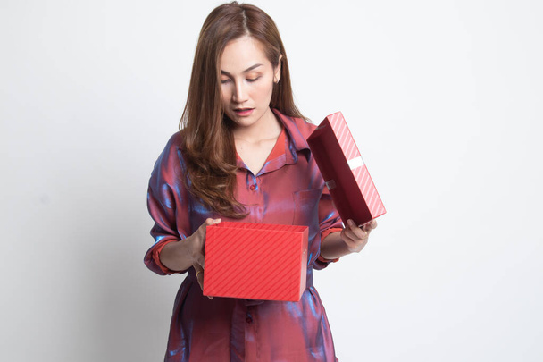 Young Asian woman open a gift box. - Foto, Imagem