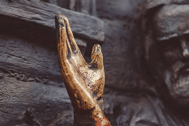 the bronze hand of the monument polished to a Shine - Fotografie, Obrázek