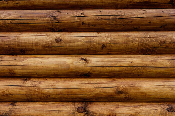 Деревянная стена из бревна в качестве фона
. - Фото, изображение