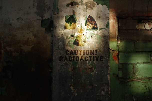 Advertencia radiactiva en pared vieja
 - Foto, imagen