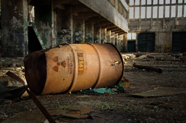 Advertencia radiactiva sobre el viejo barril oxidado
 - Foto, imagen