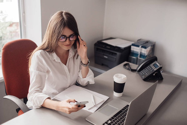 Geschäftsfrau arbeitet am Laptop in ihrem persönlichen Büro, Frauenpower-Konzept - Foto, Bild
