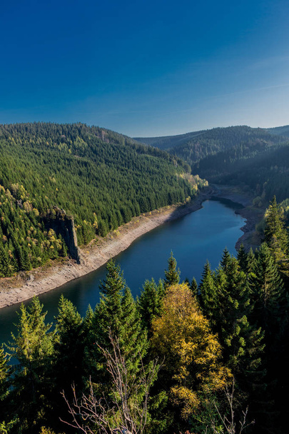 Passeio de outono em torno da barragem de água estreita na Floresta Turíngia - Tambach-Dietharz / Alemanha
 - Foto, Imagem