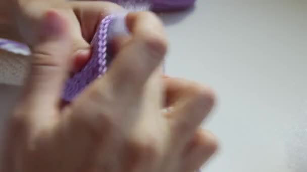Ženy ruce, zatímco panenka výrobu - Záběry, video