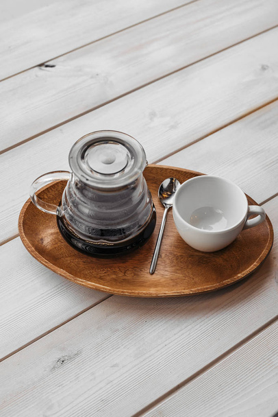 Kopje koffie met de lepel op houten tafel - Foto, afbeelding