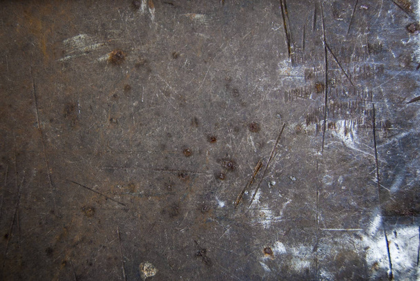 Antiguo patrón de pintura agrietada sobre fondo oxidado. Pelar material grunge. Superficie metálica dañada. Placa rayada
 - Foto, imagen