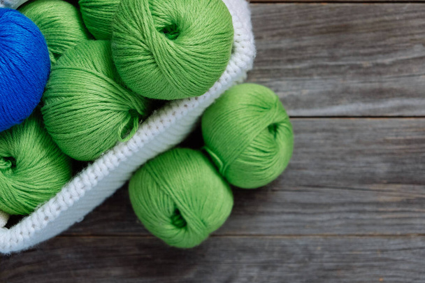 Pile de fil à rouler verte et bleue pour le tricot de laine
 - Photo, image