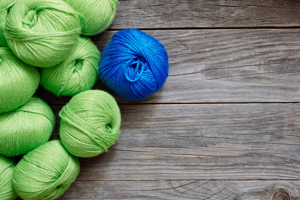 Pile de fil à rouler verte et bleue pour le tricot de laine
 - Photo, image
