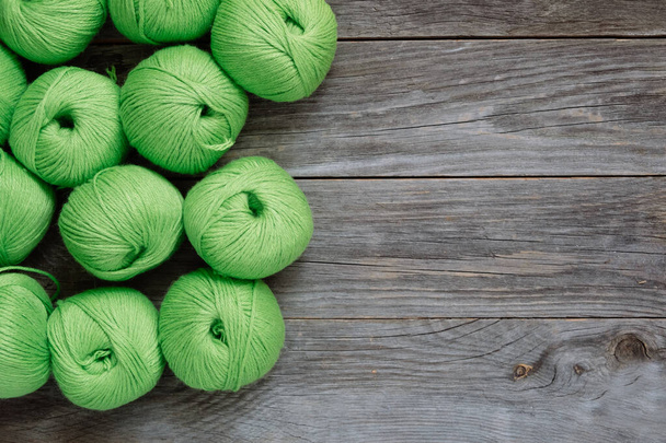 Декілька зелених ложок ниток для вишивання
 - Фото, зображення