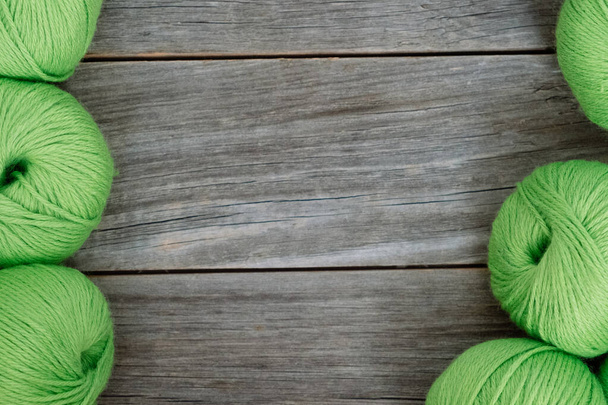 Bolas de rosca verde para agulhas colocadas em círculo
 - Foto, Imagem