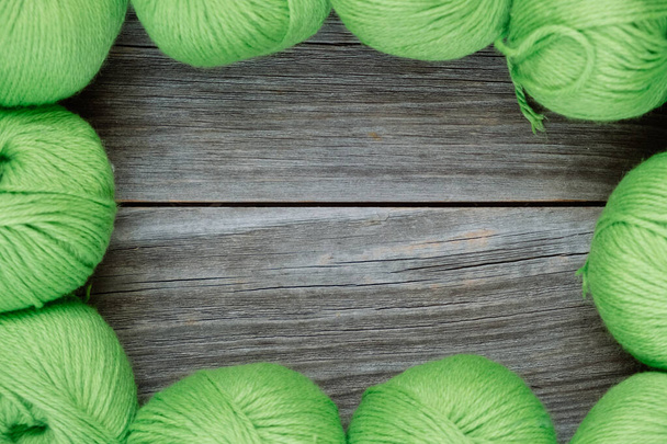 Vihreä kierre pallot Needlework sijoitettu ympyrä
 - Valokuva, kuva