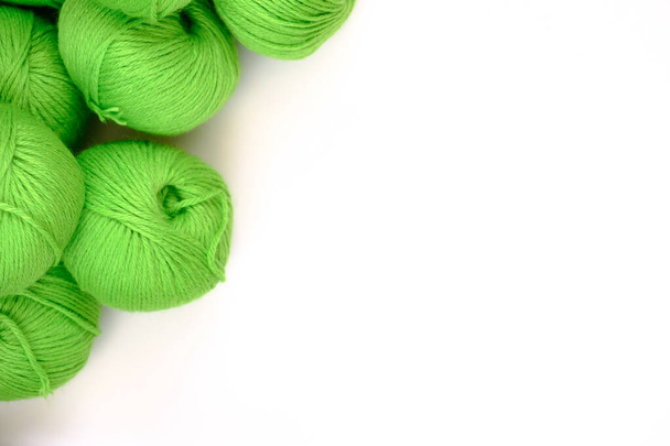 Pila di filo di scaglie verde per primo piano per maglieria in lana
 - Foto, immagini
