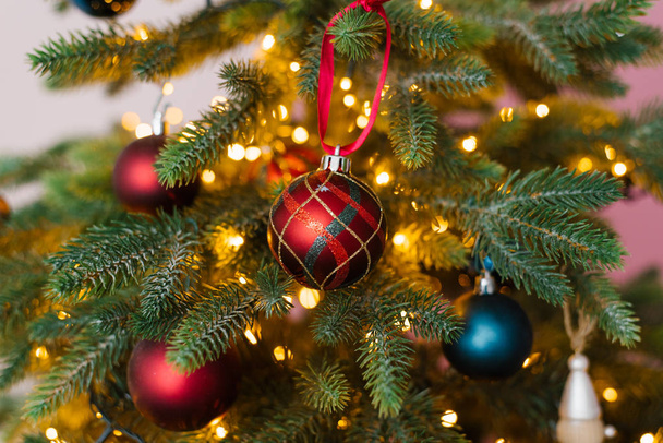 Piros és kék karácsonyfa játékok fényekkel, közelkép - Fotó, kép